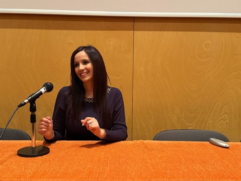 Joana Arantes a falar ao microfone durante uma sessão