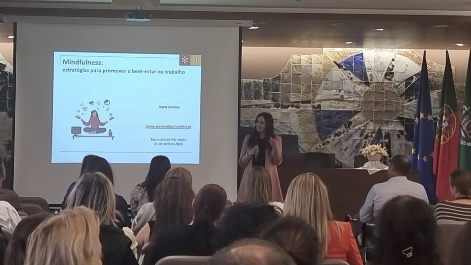 Joana Arantes a apresentar uma palestra sobre mindfulness e bem-estar no trabalho