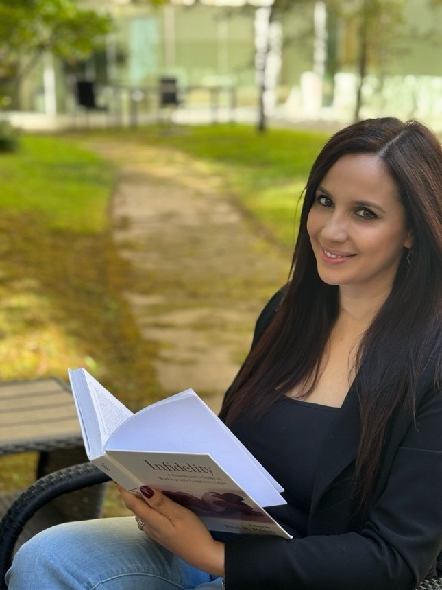 Joana Arantes a ler um livro num parque